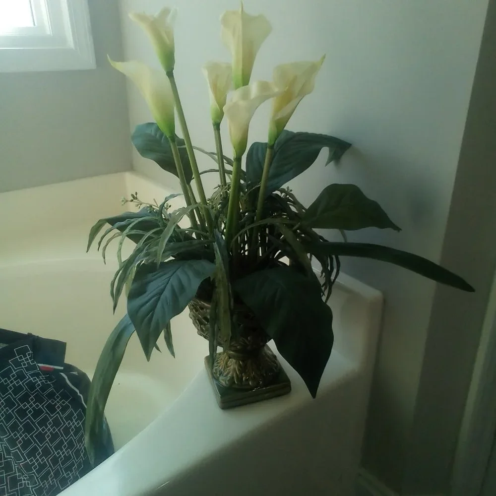 👵EUC VINTAGE calla lily faux FLOWER ARRANGEMENT